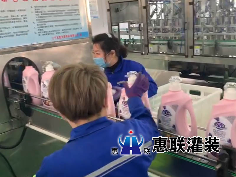 山東洗衣液灌裝機現(xiàn)場