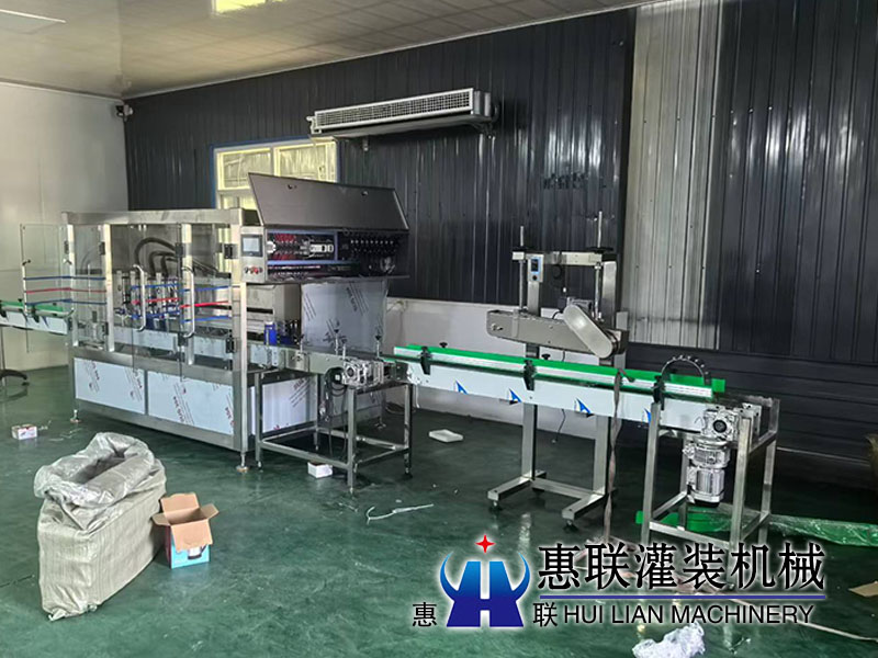 濰坊調(diào)味品灌裝機(jī)安裝現(xiàn)場(chǎng)